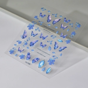 Makro-Detail von Co-108 5D Jelly-Nagelstickern mit blauen Schmetterlingen und Blumen