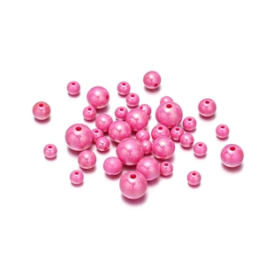 Detailansicht verschiedener Größen von rosa schimmernden Acrylperlen für DIY-Schmuck