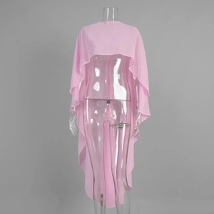 Detailaanzicht van de lichtroze chiffon sjaal met een soepel vallend cape-silhouet