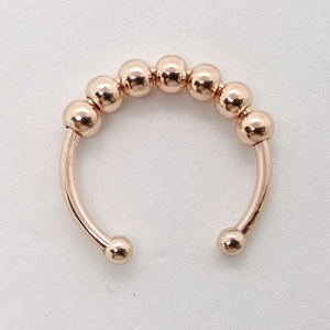 Anillo giratorio de oro rosa con siete cuentas móviles y banda abierta ajustable pulida