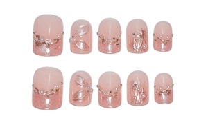 Détails d'ongles cat eye roses avec accents floraux 3D et décorations de chaîne de perles