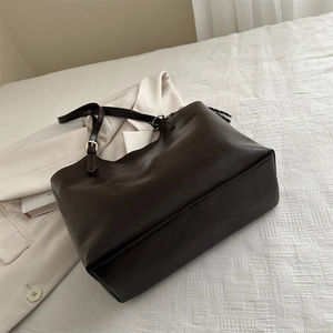 Dunkelbraune Shopper-Tasche aus weichem Leder mit verstellbaren Riemen für das Büro