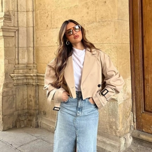 Trench corto kaki stile Y2K da donna abbinato a una gonna lunga in denim blu