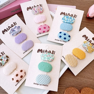 Fermagli per capelli ovali in tessuto floreale per bimba su carta in set da tre pezzi