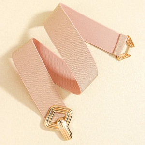 Détail de la ceinture élastique rose avec boucle métallique carrée dorée imbriquée