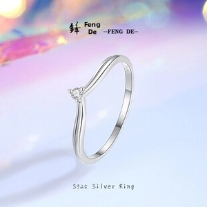 Detailed view of S925 sterling silver fishtail ring with engraving and zircon stone