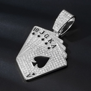 Macro-opname van een hiphop poker hanger met witte strassteentjes en royal flush