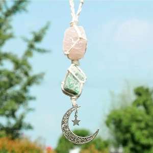 Suspension de voiture faite main avec quartz rose et pierres vertes au style bohème
