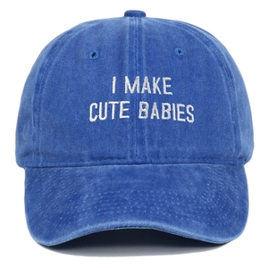 Détail de la broderie I MAKE CUTE BABIES sur une casquette en coton bleu délavé