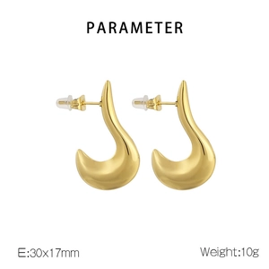 Macro detail of gold oval hollow earrings with dimensions 30x17mm and 10g weight