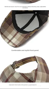 Detalle de gorra de cuadros con visera rígida y cierre de hebilla metálica ajustable