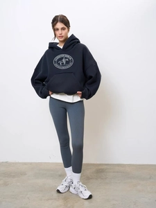 Oversize dunkelblauer Hoodie mit amerikanischem Vintage-Print und Kängurutasche