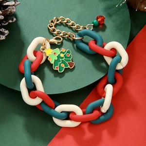 Détail du bracelet de Noël à gros maillons avec pendentif sapin vert et étoile dorée