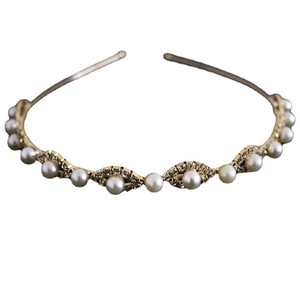 Elegant gold headband with inlaid round pearls and sparkling diamond-shaped crystals