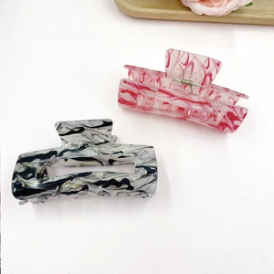 Retro acrylic water ripple hair claws in red and black marble patterns for women