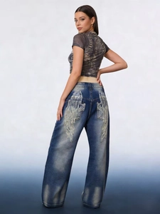 Detailansicht der Vintage-Jeans mit aufwendiger Flügelstickerei auf den Gesäßtaschen