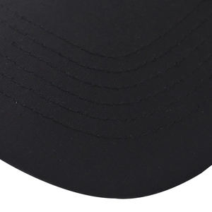 Dettaglio delle cuciture rinforzate sulla visiera di un cappello da baseball nero sportivo
