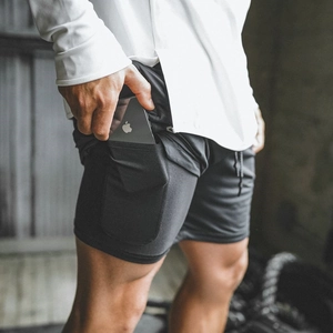 Détail du short de sport 2-en-1 pour hommes avec poche téléphone dans la doublure