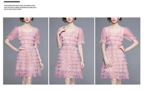 Détail d'une robe en dentelle rose avec encolure carrée et boutons décoratifs sur le devant