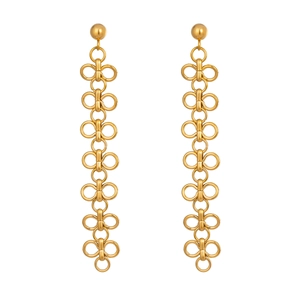 Vue détaillée des boucles d'oreilles trèfle dorées avec de longs maillons métalliques