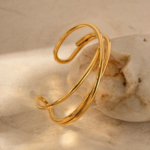 Brazalete abierto de acero inoxidable chapado en oro de 18k con diseño multicapa