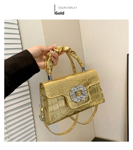 Détail de la texture cuir verni crocodile et de la boucle étincelante en cristal