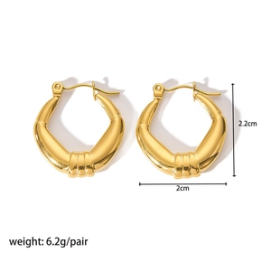 Dettaglio dei cerchi placcati in oro 18K con eleganti linee triple sovrapposte