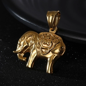 Vue macro détaillée du pendentif éléphant doré avec gravures vintage et texture métallique