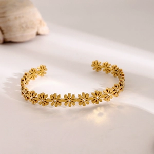 Macro shot of 18k gold stainless steel daisy bracelet with white zircon flower cores