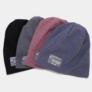 Bonnets en maille côtelée en noir, gris, rose et bleu avec étiquettes tissées chic
