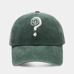 Dettaglio del ricamo punto interrogativo bianco su cappellino in tela lavata verde scuro