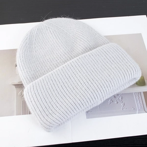 Detalle de la textura gruesa de pelo de conejo y el suave tejido gris del gorro de invierno
