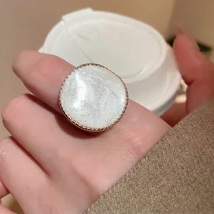 Bague géométrique vintage avec incrustation nacrée blanche et bordure dorée festonnée