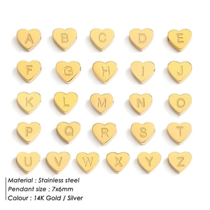 Makroansicht der 7x6 mm Herz-Buchstabenanhänger aus Edelstahl in Gold und Silber