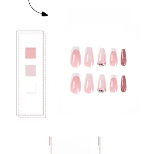 Dettaglio di unghie finte lunghe a ballerina con french rosa, strass e glitter rosa