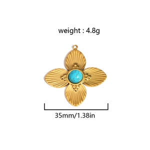 Detail view of a 35mm gold-colored clover pendant with turquoise stone and weight specs
