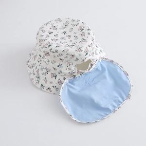 Dettaglio cappello da sole floreale con protezione per il collo rimovibile e bottoni
