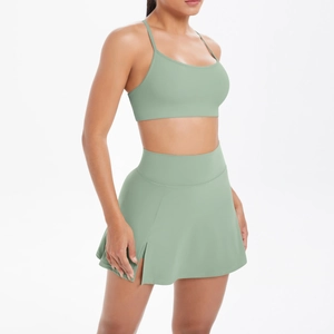 Détail de la jupe de tennis vert sauge avec fente latérale et ensemble brassière de yoga