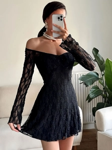 Robe courte élégante en dentelle noire à épaules dénudées avec manches longues ajustée