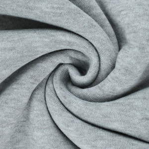 Gros plan sur la texture du tricot gris chiné avec drapé élégant et éclairage doux et précis