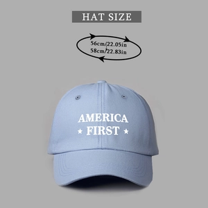 Detailansicht der hellblauen Baseballkappe mit America-First-Druck und 56-58cm Größentabelle