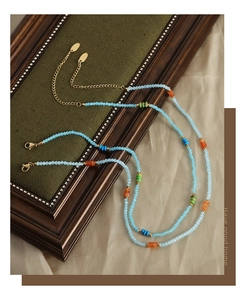 Gros plan détaillé d'un collier de perles turquoise fait main avec accents en métal doré