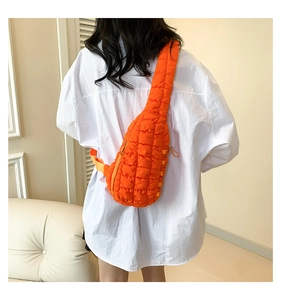 Gros plan sur le sac à bandoulière matelassé orange avec bandoulière large à volants