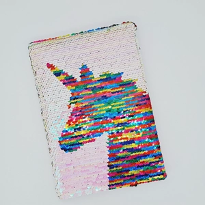 Dettaglio del taccuino con paillettes reversibili arcobaleno e motivo a unicorno