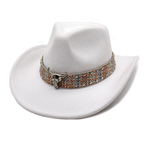Nahaufnahme weißer Cowboyhut mit buntem Webband und silbernem Stierkopf-Metallschmuck