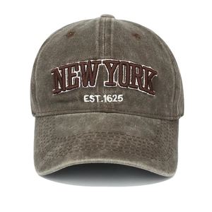 Detailansicht einer braunen Vintage-Baseballkappe aus gewaschener Baumwolle mit New York-Stickerei