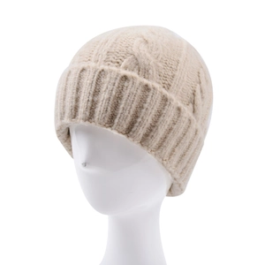 Dettaglio del berretto in maglia a trecce beige con risvolto a coste sul supporto