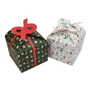 Detail von Weihnachts-Geschenkboxen mit festlichen Mustern und dekorativen Schleifen obenauf