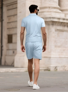 Dettaglio del set estivo da uomo azzurro con tessuto jacquard geometrico e taglio casual
