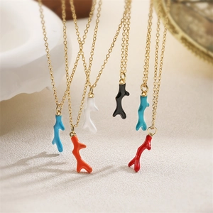 Colliers bois de cerf dorés avec pendentifs en émail coloré bleu, orange, rouge et blanc